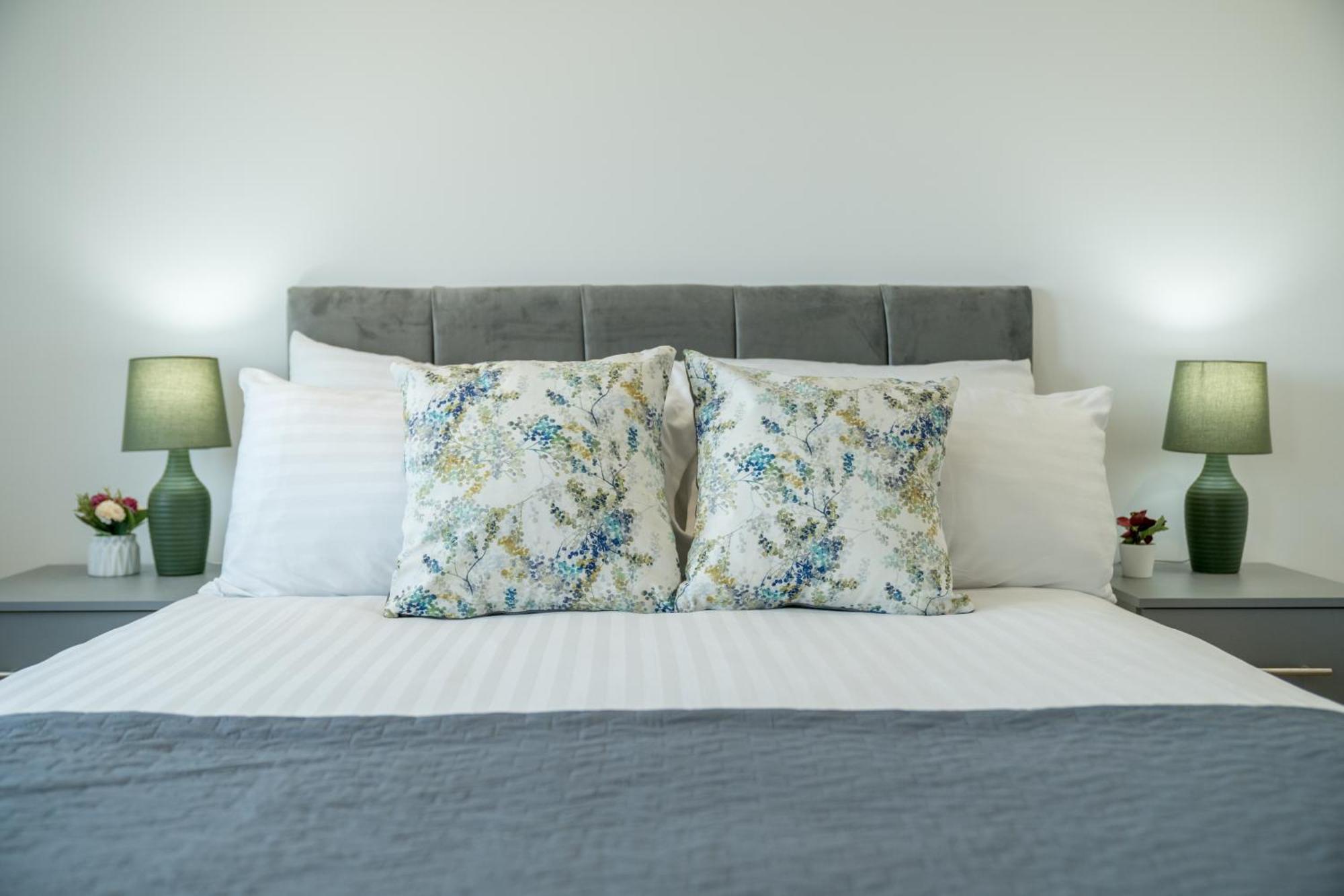 Skyvillion - London River Thames Top Floor Apartments By Woolwich Ferry, Mins To London Excel, O2 Arena , London City Airport With Parking Экстерьер фото