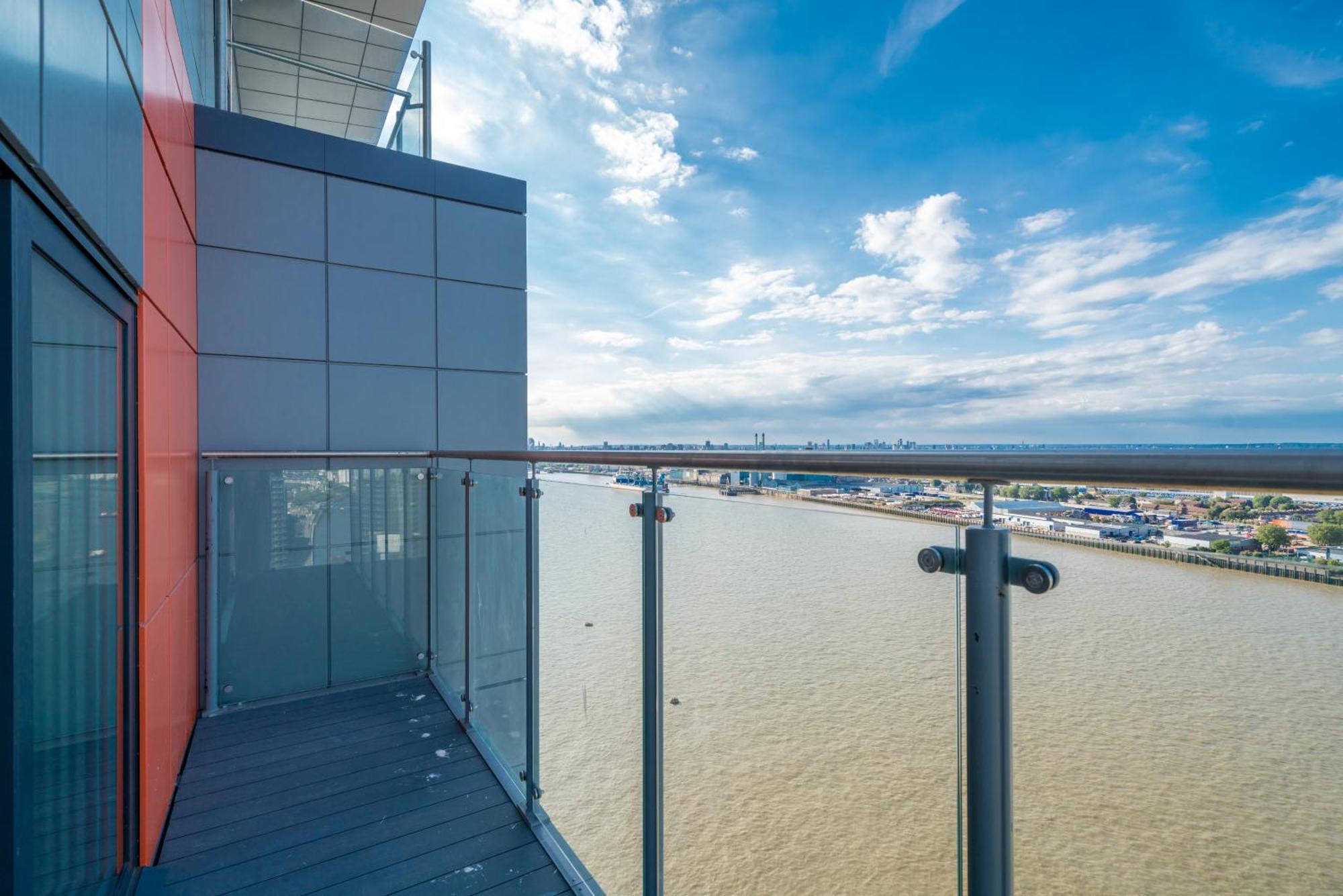 Skyvillion - London River Thames Top Floor Apartments By Woolwich Ferry, Mins To London Excel, O2 Arena , London City Airport With Parking Экстерьер фото