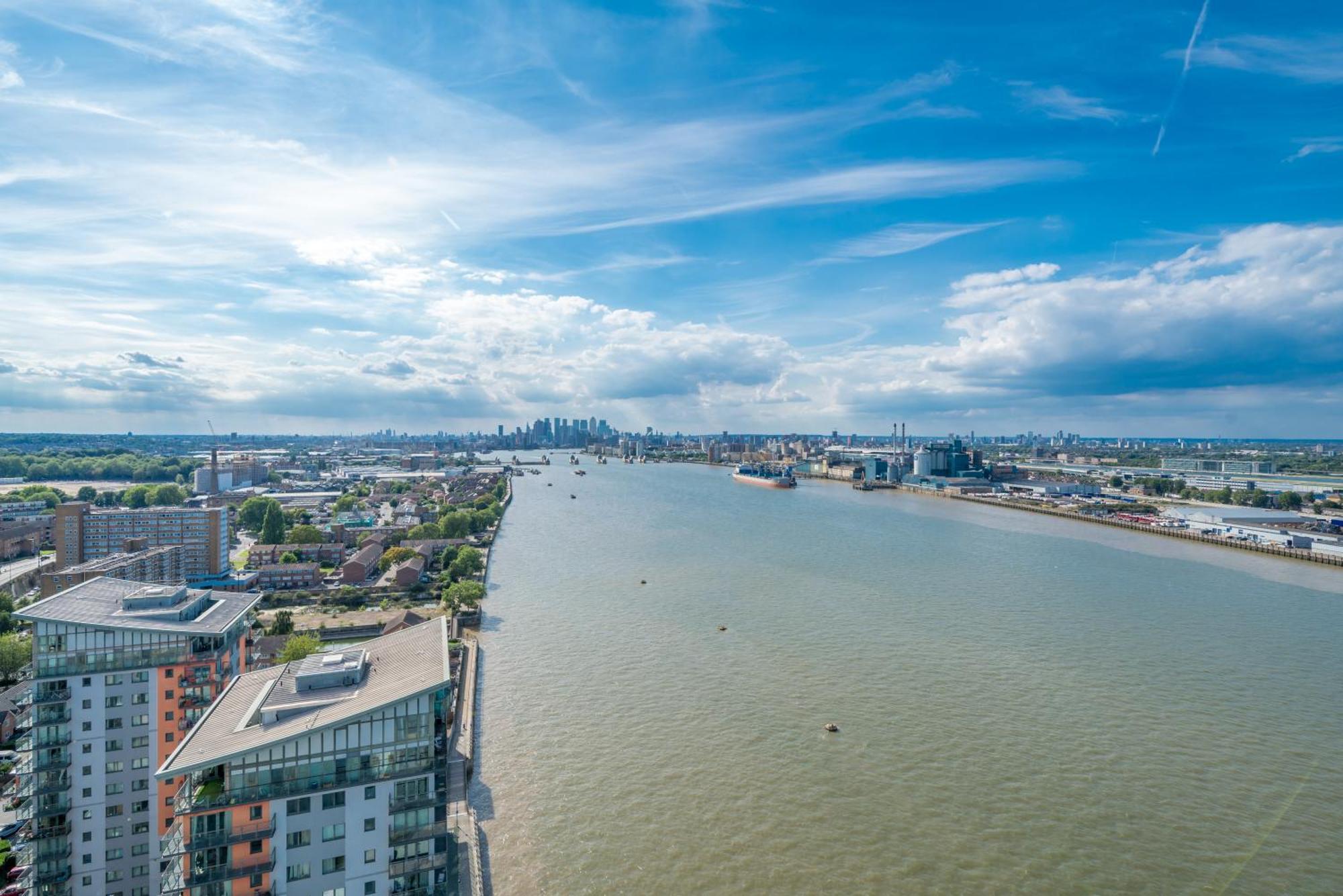 Skyvillion - London River Thames Top Floor Apartments By Woolwich Ferry, Mins To London Excel, O2 Arena , London City Airport With Parking Экстерьер фото