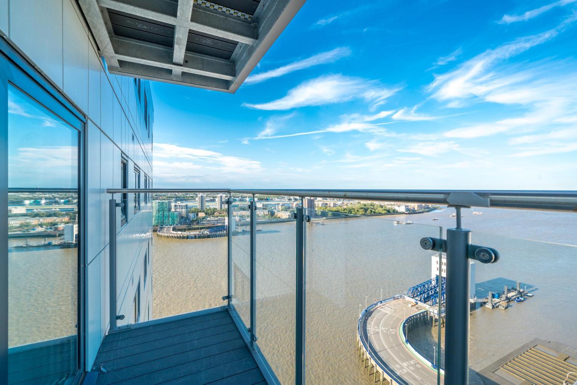 Skyvillion - London River Thames Top Floor Apartments By Woolwich Ferry, Mins To London Excel, O2 Arena , London City Airport With Parking Экстерьер фото