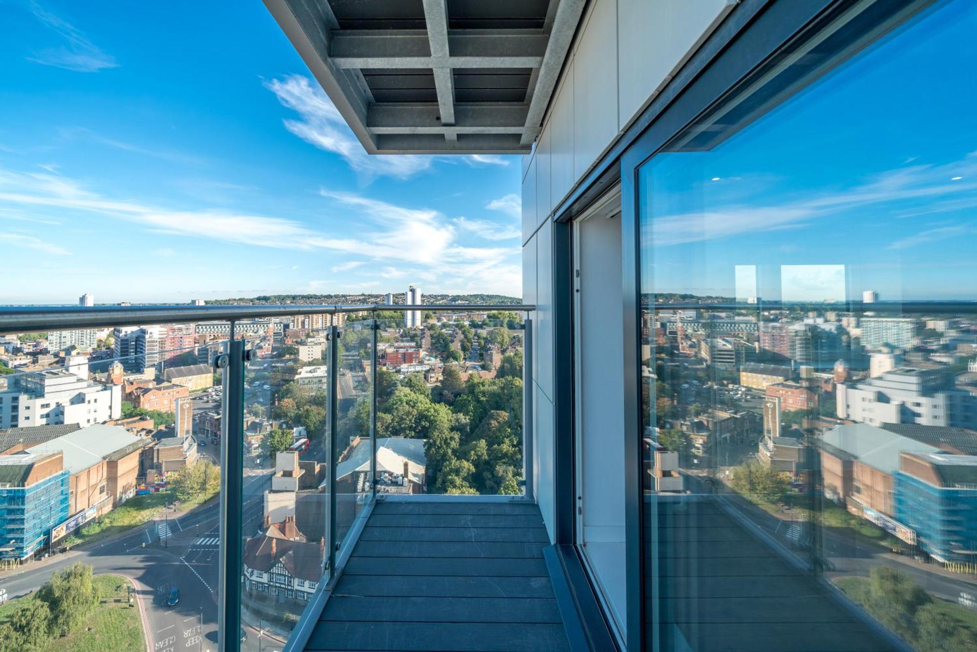 Skyvillion - London River Thames Top Floor Apartments By Woolwich Ferry, Mins To London Excel, O2 Arena , London City Airport With Parking Экстерьер фото