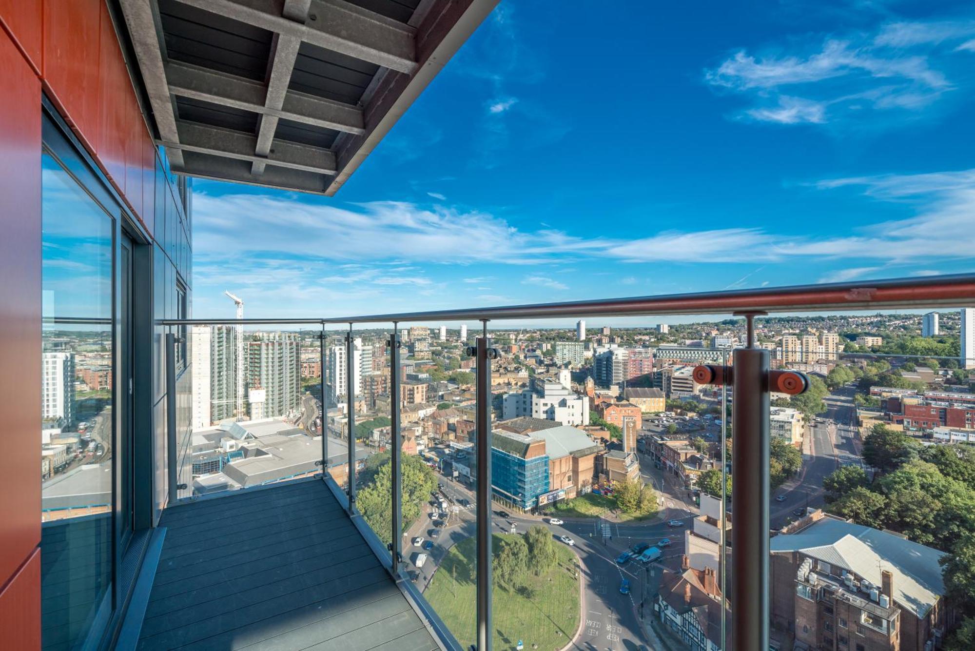 Skyvillion - London River Thames Top Floor Apartments By Woolwich Ferry, Mins To London Excel, O2 Arena , London City Airport With Parking Экстерьер фото